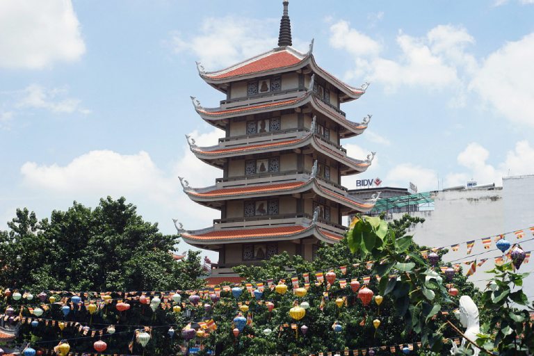 Tháp Quán Thế Âm được xem là biểu tượng của chùa Vĩnh Nghiêm Sài Gòn