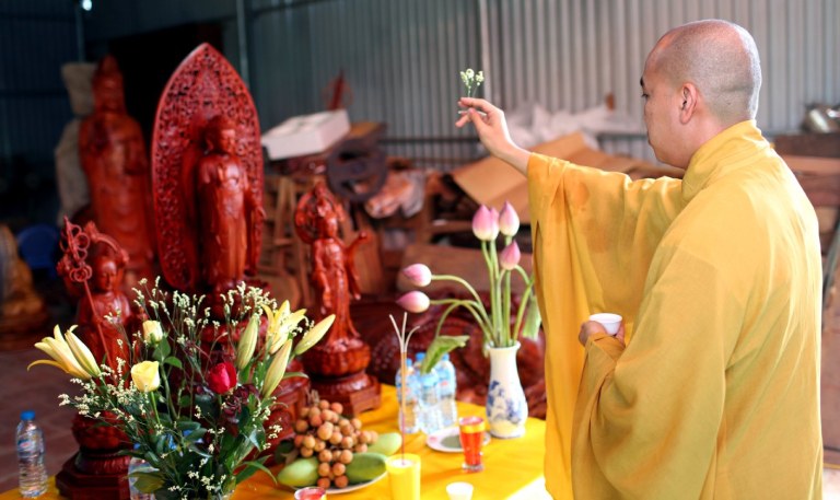 Nên tiến hành khai quang tượng Phật bản mệnh trước khi thờ cúng tại nhà