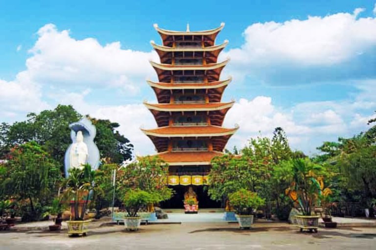 Chùa Việt Nam Quốc Tự là ngôi chùa có diện tích rộng nhất cả nước