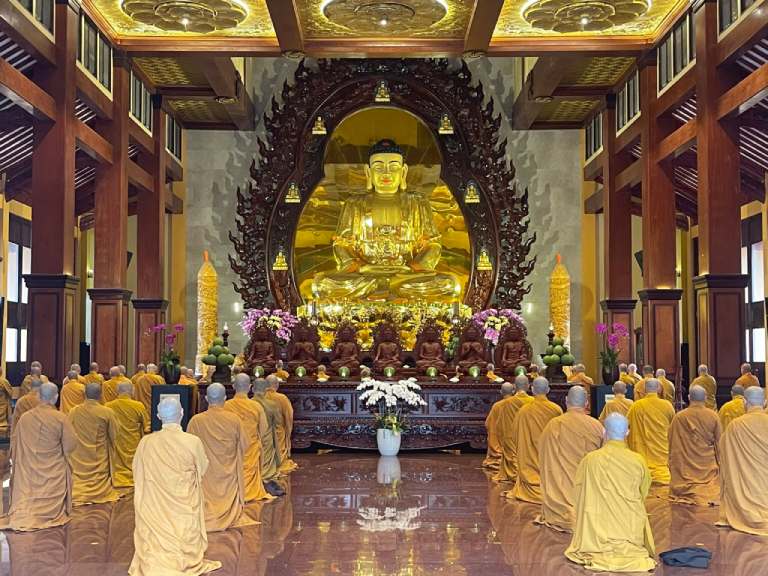 Tượng Phật Thích Ca Mâu Ni đặt trong chánh điện của chùa có kích thước rất lớn, tạo nên độ trang nghiêm
