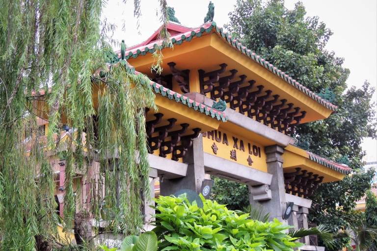 Cổng tam quan của chùa Xá Lợi có màu chủ đạo là vàng với mái ngói màu đỏ
