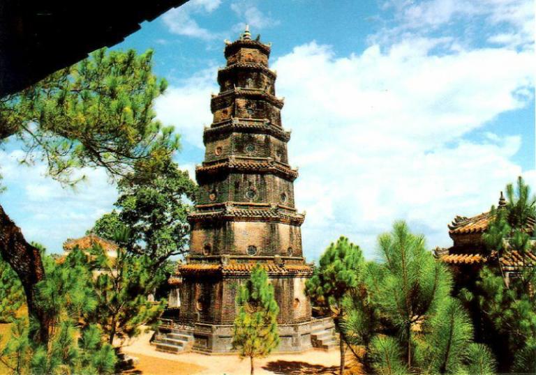 Trong Phật giáo, tháp thường được xây dựng để thờ Xá lợi