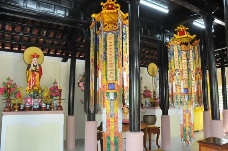 Treo Tràng Phan trong chùa có ý nghĩa bảo hộ Tam Bảo