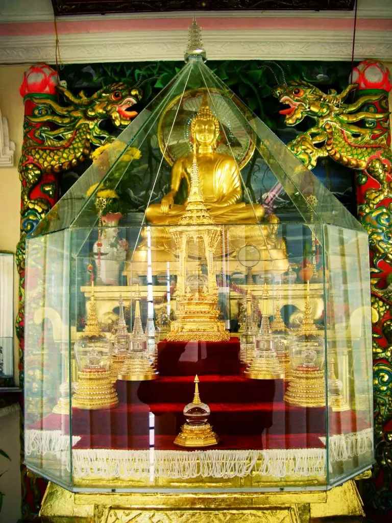 Tháp xá lơi được thờ trang nghiêm tại bàn thờ Phật