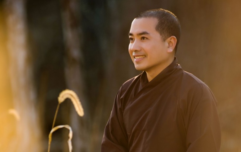 Thầy Thích Minh Niệm bắt đầu con đường tu đạo vào năm 1992 khi Thầy 17 tuổi