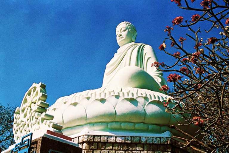 Thích Ca Phật Đài là bức tượng nổi bật nhất của cả công trình này