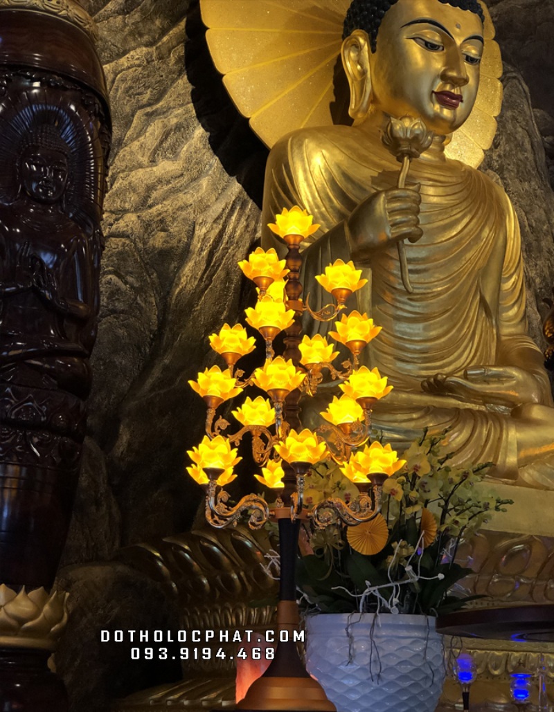 Dâng đèn cúng Phật là để thắp lên ánh sáng trí tuệ, ánh sáng của sự sáng tỏ
