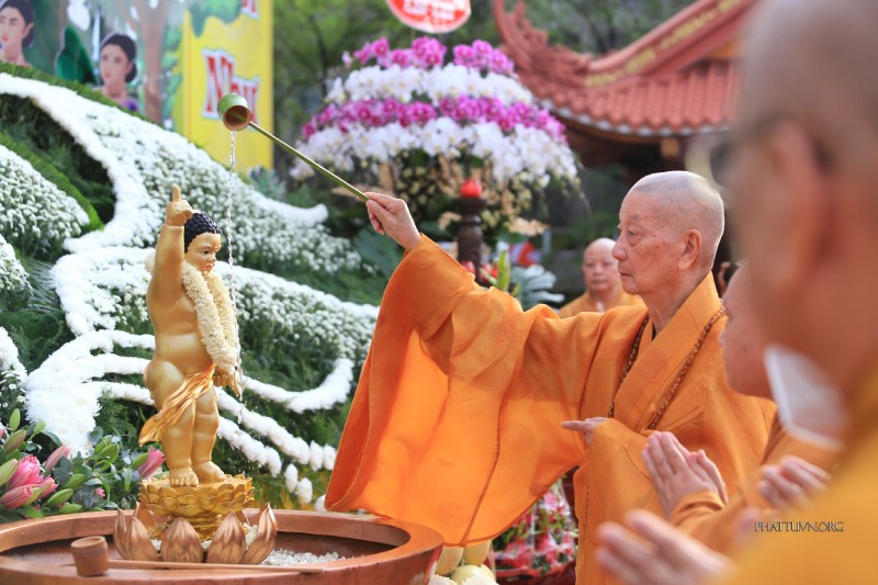 Nghi thức tắm Phật trong ngày Đại lễ Phật Đản có ý nghĩa vô cùng quan trọng