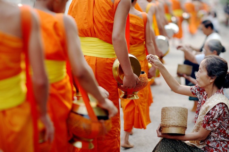 quà tặng người xuất gia